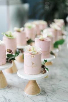 Love these tiny individual wedding cakes! Egg Desserts, Trending Desserts, Wedding Recipes, Desserts Mini, Mini Trifle, Desserts Wedding, Pink Cakes, Dessert Mini, Bar Mini