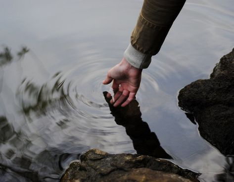 Imagen de water, hand, and vintage Castiel Aesthetic, Edmund Pevensie, Miss Peregrines Home For Peculiar, Will Herondale, Miss Peregrine, Peculiar Children, Home For Peculiar Children, Spring Awakening, Angel Aesthetic