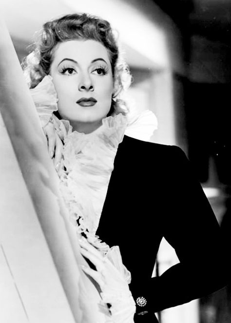 Greer Garson Mrs Miniver, Greer Garson, Hollaback Girl, Best Actress Award, Hollywood Costume, Popular Actresses, Classic Movie Stars, British American, Classic Actresses