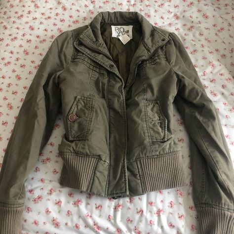 vintage roxy olive green heavy jacket, gives major... - Depop How To Style A Green Jacket, Green Jacket Outfit Aesthetic, Olive Green Jacket Outfit, Cute Jackets For Women, Green Jacket Outfit, Vintage Roxy, 80s Clothes, Daily Fashion Inspiration, Heavy Jacket