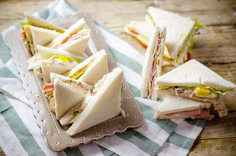 I tramezzini sono la soluzione ideale per un pasto veloce o come stuzzichino per un aperitivo: ecco idee e ricette per farciture gustosissime. Fingerfood Party, Waffle Sandwich, Toast Sandwich, Breakfast Party, Salty Foods, Tea Sandwiches, Buffet Food, Birthday Food, Finger Food