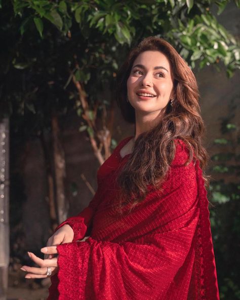 Hania Amir stuns in this gorgeous red saree 😍 Shop her look from laam.pk ✨ Brand: Faiza Saqlain ‼️ EVERYTHING FOR EVERYONE‼️☀️ 🇺🇸🇦🇺 USA & AUS - Flat PKR 7,500 shipping fee. 🇬🇧 UK - Flat PKR 7,500 and Free shipping on all orders above PKR 70,000. 🇦🇪 UAE - Flat PKR 1,500 and Free shipping on all orders over PKR 10,000. 🇸🇦 KSA - Flat PKR 5,000 and Free shipping on all orders over PKR 25,000. 🛍️ Tap the link in bio to shop now! @laamofficial @laambasics @laam_man @laam_kids @laam_couture @la... Mehdi Degine Front Hand, Mehdi Degine, Indian Poses, Mehndi Hand, Haniya Amir, Aesthetics Drawing, Faiza Saqlain, Dress Designs For Stitching, Hania Aamir