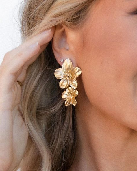 My Pinterest feed lately Link in bio #spring #summer #style Flower Earrings Gold, Flower Drop Earrings, Jewelry Accessories Ideas, Prom Jewelry, Classy Jewelry, Jewelry Lookbook, Girly Jewelry, Floral Earrings, Jewelry Inspo