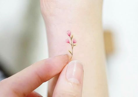 Small Pink Flower Tattoo Pink Flower Tattoos, Wildflowers Tattoo, Delicate Flower Tattoo, Tiny Flower Tattoos, Tattoo Trend, Muster Tattoos, Small Flower Tattoos, Disney Tattoo, Cool Small Tattoos