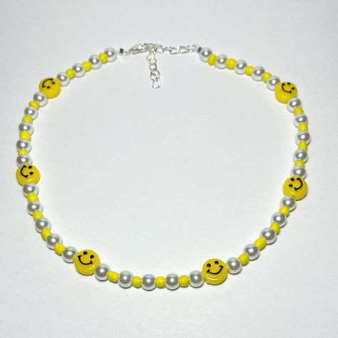 Casual Yellow Beaded Bracelets With Smiley Face, Trendy Smiley Face Round Beads Jewelry, Adjustable Smiley Face Round Bead Jewelry, Smiley Face Beaded Jewelry, Beaded Smiley Face Necklace, Diy Pearl Necklace, Yellow Smiley Face, Smiley Faces, Necklace Diy