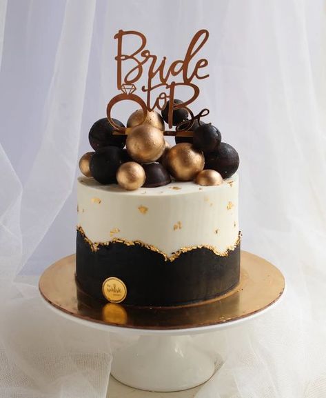 Bride To Be Black Theme, Black Bridal Shower Cake, Bride To Be Cake Bachelorette Parties, Groom To Be Cake Designs, Black And White Theme Cake, Bride To Be Cake Design, Groom To Be Cake, Bride To Be Cakes Ideas, Bride To Be Cake