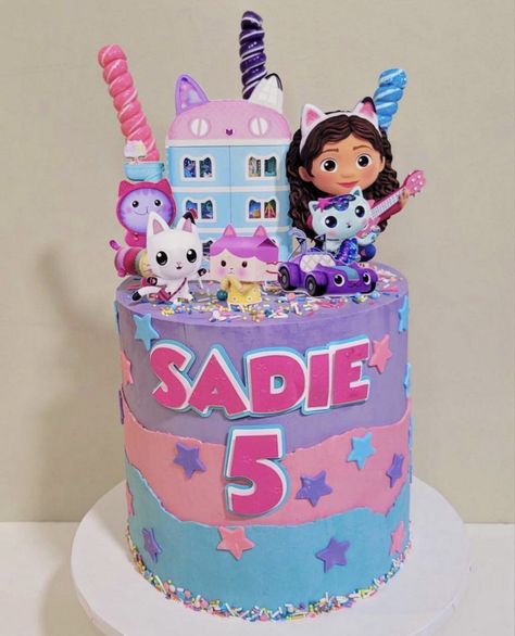 Gabby Doll House Cake, Gabby Dollhouse, First Birthday Cakes, Baby Boy Names, 8th Birthday, Girls Party, Baby Cake, 3rd Birthday, Birthday Cakes