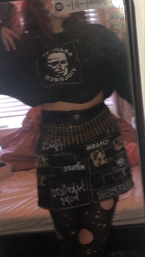 punk outfit Patch Skirt Diy, Crust Punk Skirt, Crust Punk Outfits, Crust Punk Girl, Crust Skirt, Punk Pants Diy, Punk Outfits For Women, Metalhead Girl Outfits, Crust Punk Aesthetic