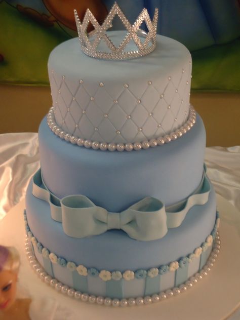 Quinceanera Cake Ideas, Cinderella Quince, Sweet 16 Cupcakes, Cinderella Birthday Cake, Cinderella Sweet 16, Quince Cakes, Blue Sweet 16, Sweet 16 Themes, Disney Birthday Cakes