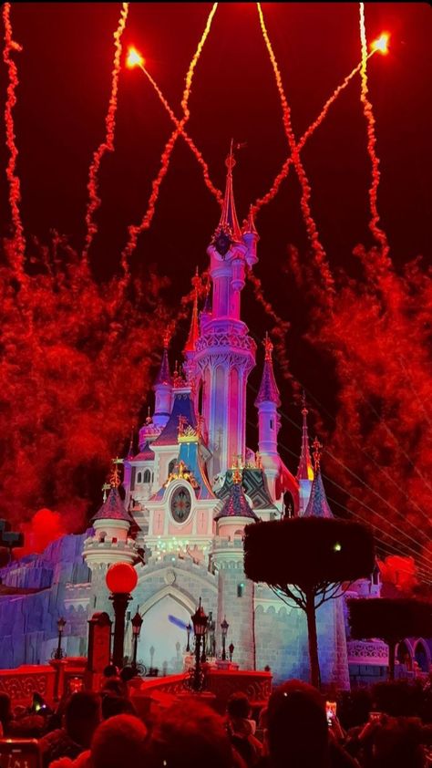 Disneyland Paris Aesthetic, Traveling Goals, Luxury Goals, Disney Photo Ideas, Cali Trip, Mirror Palais, Disney Adult, Disney Paris, Disneyland Pictures