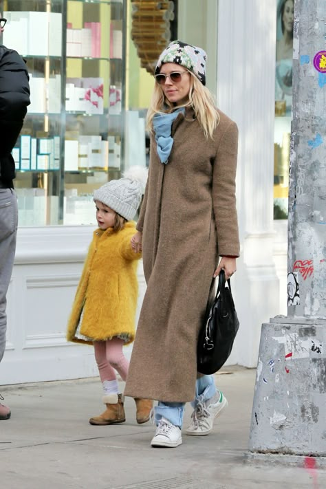 Sienna Miller & her daughter Marlowe | Pinterest: heymercedes Sienna Miller Street Style, Siena Miller, Fashionista Street Style, Sienna Miller Style, Mum Fashion, Long Coat Women, Sienna Miller, Street Style Winter, Fashion Elegant