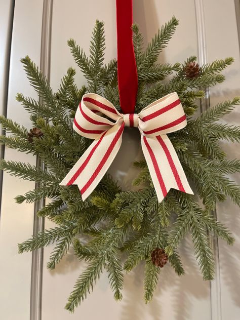 Wreaths On Bookshelves, Red Bows Christmas Decor, Bows On Doors Christmas, Bow Holiday Decor, Red White Wreath, Wreath Inspo Christmas, Fresh Christmas Wreath Ideas, Decorating With Bows For Christmas, Christmas Bows Decor