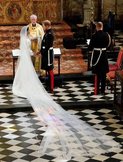 Meghan's veil contained intricate and meaningful designs Meghan Markle Wedding Pictures, Estilo Meghan Markle, Diana Wedding Dress, Harry And Meghan Wedding, Princ Harry, Meghan Markle Wedding Dress, Harry Wedding, Princess Diana Wedding, Meghan Markle Wedding