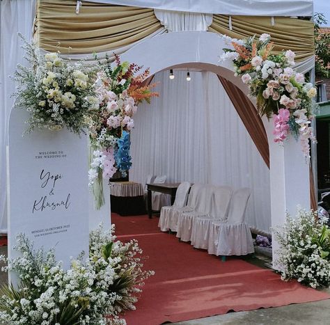 Pintu Masuk Wedding, Welcome Gate Wedding, Welcome Gate, Wedding Church Decor, Wedding Calendar, Wedding Backdrop Design, Flower Gift Ideas, Wedding Entrance, Wedding Decor Style