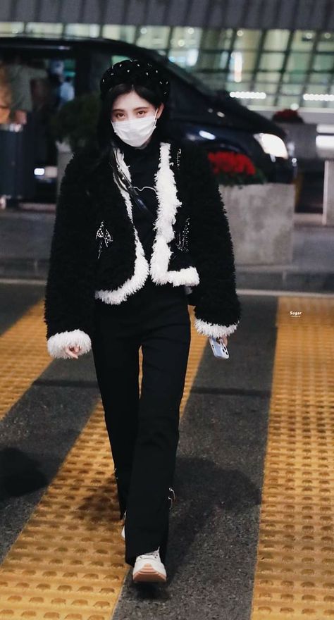 Chinese Actress Airport Fashion, Korean Airport, Ju Jing Yi, Korean Airport Fashion, Money Outfit, Loose Jacket, Ju Jingyi, Walking Street, Kpop Style