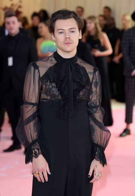 Harry Styles saving the fashion game Harry Styles Mum, Harry Styles Outfits, Harry Styles Met Gala, Bad Dresses, Harry Styles Outfit, Gender Fluid Fashion, Genderless Fashion, Gender Norms, Popsugar Fashion