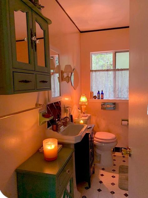 Dated Bathroom Decor Ideas, Small Apartment Lighting Ideas, Vintage Mixed With Modern Decor, Couple Home Ideas, 90s Home Aesthetic, 60s Apartment, Cluttered Bathroom, 50s House, Fun Lighting