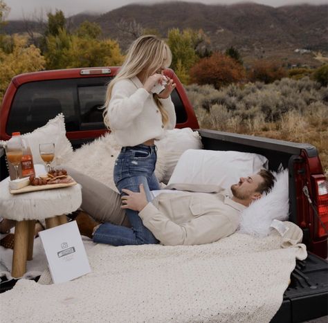 Truck Bed Date, Cute Couple Photos, Country Couple Pictures, Country Relationship Goals, Country Relationships, Dream Dates, Romantic Date Night Ideas, Country Couples, Dear Future Husband