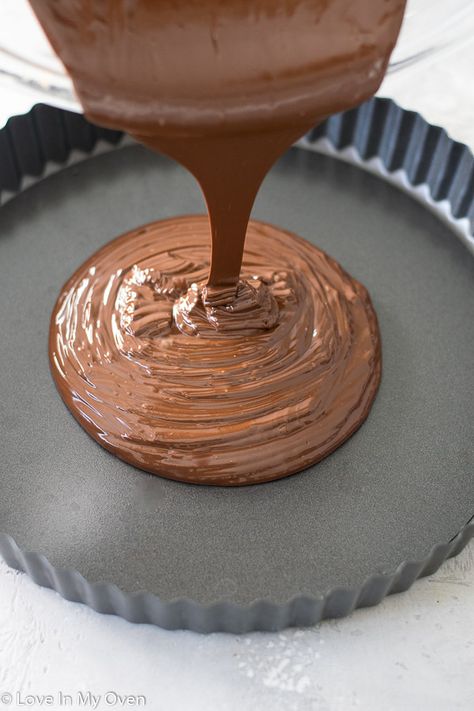 Reese's peanut butter cup lover? You will GO CRAZY over this giant peanut butter cup! It's a three ingredient dessert that you'll be making again and again! // chocolate and peanut butter tart // chocolate peanut butter pie Large Reeses Peanut Butter Cup Recipe, Giant Reeses Cup, Giant Peanut Butter Cup, Giant Reese's Peanut Butter Cup Pie, Peanut Butter Cup Pie Recipe, Reeses Peanut Butter Cup Recipe, Peanut Butter Tart, Chocolate Caramel Cheesecake, Reese Cup