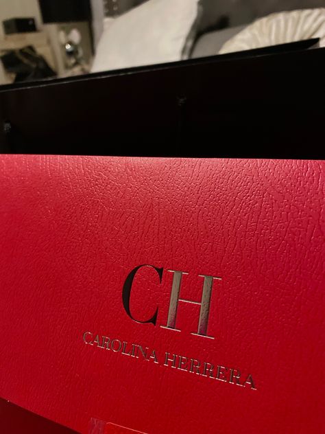 Carolina herrera ❤️ Ch Carolina Herrera, Carolina Herrera, Presentation Design, Presentation, Design