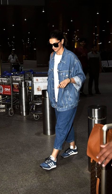 Celebrity Airport Looks, Elegant Casual Outfit, Deep Style, Celebrity Casual Outfits, Deepika Padukone Style, Airport Look, Stylish Winter Outfits, Girl Trends, Casual Work Outfit