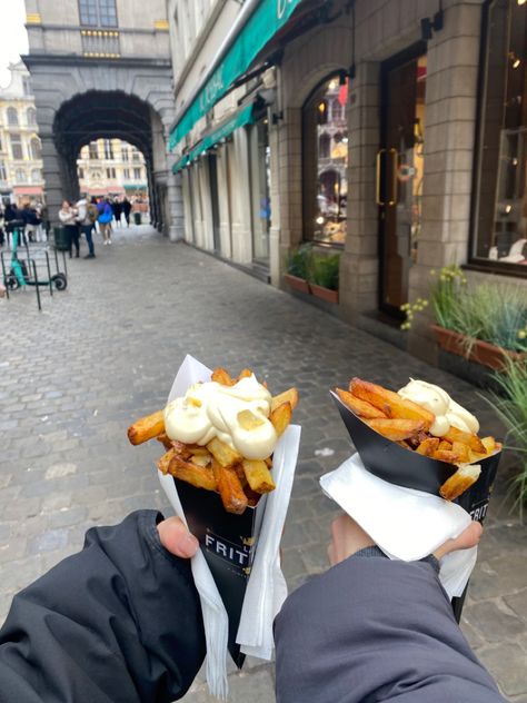 Tradion made fries 🍟. Pss… they were delicious. Best ones in Brussel. You can even choose which kind of saus your want. We chose traditional mayonaise and truffel mayonaise. 📍Karel Bulsstreet 10, 1000 Brussel, Belgium Bruges Belgium Aesthetic, Brussels Life, Brussels Belgium Aesthetic, Belgium Fries, Brussels Aesthetic, Belgium Aesthetic, Brussels Christmas, Belgium Trip, Brussels Belgium Travel