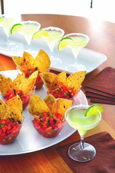 Party Appetizers: Salsa in a small cup with a couple of chips. Wedding Appetizers, Decorações Com Comidas, Chips And Salsa, Shower Food, Snacks Für Party, Buffet Food, Baby Shower Food, Party Food Appetizers, Food Platters