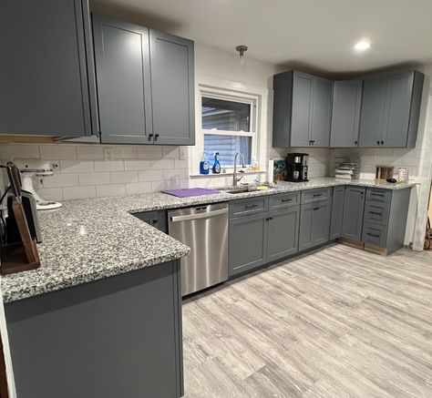 White Kitchen Cabinets With Dark Wood Floors Backsplash Ideas, Kitchen Cabinets Styles Modern, Modern Grey Kitchen Cabinets, Granite Countertops With Grey Cabinets, Dark Gray Countertops Kitchen, Kitchen With Grey Countertops, Kitchen Counter Ideas, Gray Kitchen Countertops, Small Kitchen Plans