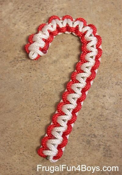 Parachute Cord (Paracord) Candy Cane Christmas Ornaments - Frugal Fun For Boys and Girls Paracord Ornaments, Paracord Crafts, Parachute Cord Crafts, Candy Cane Crafts, Paracord Projects Diy, Cords Crafts, Paracord Diy, Parachute Cord, Scouts Crafts