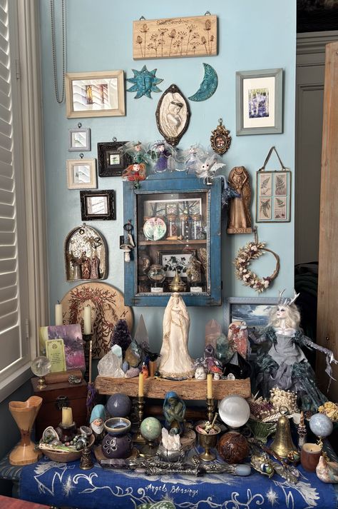 Bedroom Altar Ideas, Metaphysical Shop Aesthetic, Spiritual Altar Ideas Sacred Space, Spiritual Desk, Alter Setup, Spiritual Altar Ideas, Tabling Ideas, Altar Ideas Sacred Space, Shrine Room