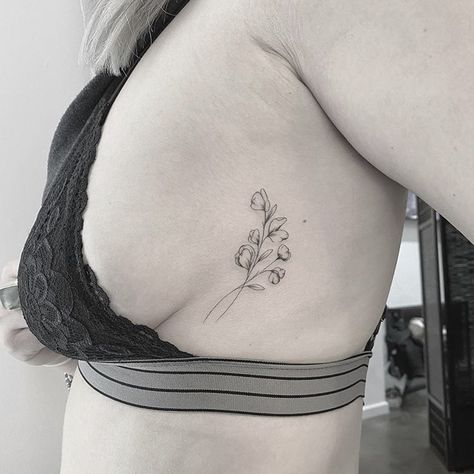 Fine line tattoo in black & white, sweet pea design by @jt_tattoo Sweet Pea And Rose Tattoo, Sweet Pea Rib Tattoo, Tattoo Sweet Pea, Dainty Sweet Pea Tattoo, Dandelion Rib Tattoo, Daisy And Sweet Pea Bouquet Tattoo, Fine Line Flower Rib Tattoo, Small Sweet Pea Tattoo, Sweet Pea Fine Line Tattoo