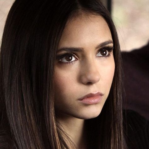 Katherine Pierce or Elena Gilbert ? Elena Gilbert Makeup, Elaina Gilbert, Young Nina Dobrev, Vampire Diaries Makeup, Nina Dobrev Hair, Nina Debrov, Elena Gilbert Style, Elena Gilbert Aesthetic, Gilbert Aesthetic