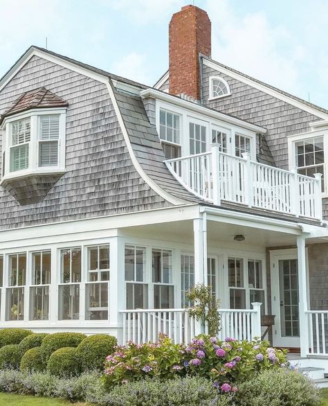 Directions on Nantucket: “Take a left at the house with the grey shingles and white trim” 😆 Thanks for this #NantucketMoment… Nantucket Shingle Style House, Shingles House Exterior, Grey Shingle House Exterior, Coastal Cape Cod House Exterior, Grey Beach House Exterior, Nantucket Beach House Exterior, Gray Shingle House, Nantucket House Exterior, Nantucket House Plans