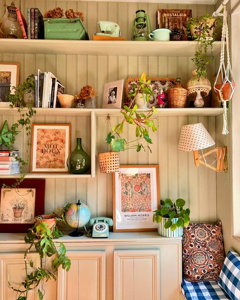 DIY bibliothèque salon lambris  décoration anglaise #decoratrice #vintagehome #interiordesign #cottagecoredecor #paulinelemonnierdecoration #maisonancienne #diy Salons Cottage, Cottage, Log In, Log, Instagram