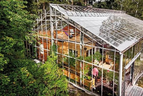 Living In A Greenhouse, Inside A Greenhouse, Glass Green House, Nature House, Earthship Home, Bungalow Renovation, Home Greenhouse, Eco Architecture, House In Nature