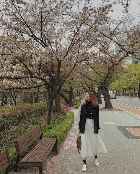 Japan Cherry Blossom Outfit, Japan Ootd Spring, Japan Outfit Spring, Autumn Outfit Women, Blossom Outfit, Cherry Blossom Outfit, Spring Outfits Japan, Japan Ootd, Ootd Korean Style