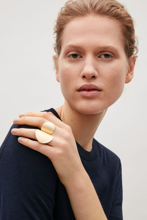 COS image 3 of Warped shape ring in Gold Hand Candy, Metal Jewellery, Rings Ideas, Design Wardrobe, Jewelry Photoshoot, Fine Silver Jewelry, Printed Jewelry, Homemade Jewelry, Minimal Jewelry