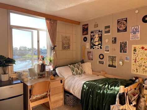 Raised Dorm Bed, Dorm Inspiration Green, Dorm Wall Decor Ideas Minimalist, Retro College Dorm, Emerald Green Dorm Room, Green Dorm Aesthetic, Hawaii Dorm Room, Green And White Dorm, Dark Green Dorm Room Ideas