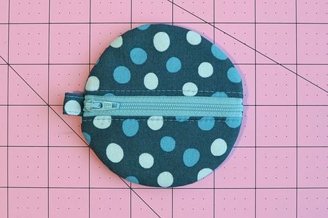 Amazing site for patterns with well done tutorial for a round pouch for earbuds - or could be adapted for any size/shape bag with a zipper. Syprosjekter For Nybegynnere, Earbud Pouch, Round Pouch, Diy Sewing Gifts, Pouch Diy, Zipper Pouch Tutorial, Pouch Sewing, Scrap Fabric Projects, Pouch Tutorial