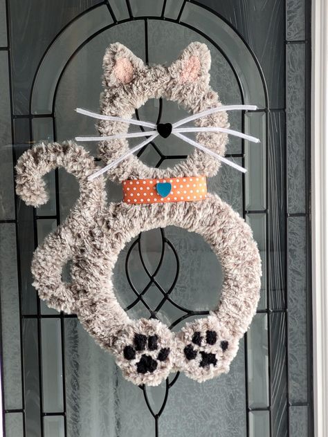 Cat Wreath Diy, Dollar Tree Crafts Diy, Wool Crafts Diy, Cat Wreath, Pet Wreath, Deco Mesh Wreaths Diy, Front Door Christmas Decorations, Mesh Wreath Diy, Door Wreaths Diy