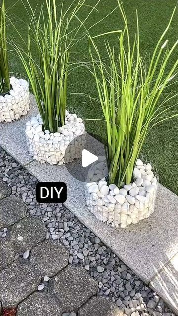 Decorating Ideas For Garden, Diy Home Plant Decor, Outside Garden Ideas Landscaping, Outdoor Table Decor Ideas, Creative Diy Home Decor, Diy Unique Home Decor, White Rocks Landscaping Ideas Front Yard, Garden Diy Décor, Art And Craft Ideas For Home Decoration