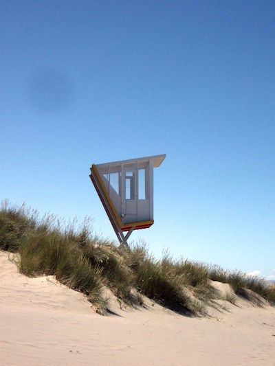 Life Guard Tower, Lifeguard House, Classroom Architecture, Lifeguard Stand, Beach Architecture, Lifeguard Stands, Lifeguard Chair, Urban Intervention, Guard House