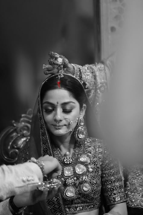 Indian Bride Poses, Indian Bride Photography Poses, Hindu Wedding Ceremony, Indian Wedding Poses, Bride Photos Poses, Delhi Wedding, Indian Wedding Photography Couples, Wedding Portrait Poses, Bridal Photography Poses