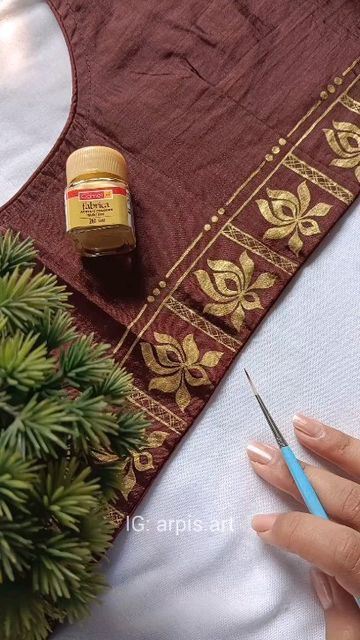 Hand Printing On Fabric, Fabric Design On Blouse, Hand Painted Designs On Fabric, Hand Fabric Painting Designs, Blouse Fabric Design, Fabric Painting Ideas On Blouse, Painting Ideas For Suits, Blouse Fabric Painting Design, Blouse Painting Ideas