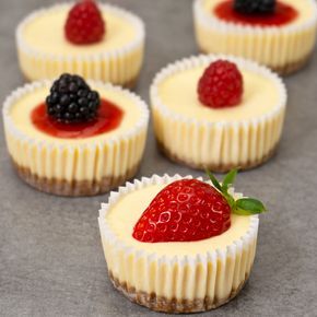 Easy Mini Cheesecakes, Puding Pisang, Mini Cheesecakes Easy, Banana Pudding Cheesecake, Mini Cheesecake Recipes, The Cheesecake Factory, Mini Torte, Dessert Party, Oreo Pops