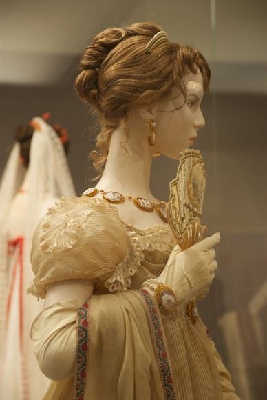 Glynis often wears her hair like this with fancy combs. Dress Side View, Regency Ball Gown, Regency Hairstyles, Regency Ball, Historical Hairstyles, Regency Gown, Regency Era Fashion, 1800s Fashion, Regency Dress