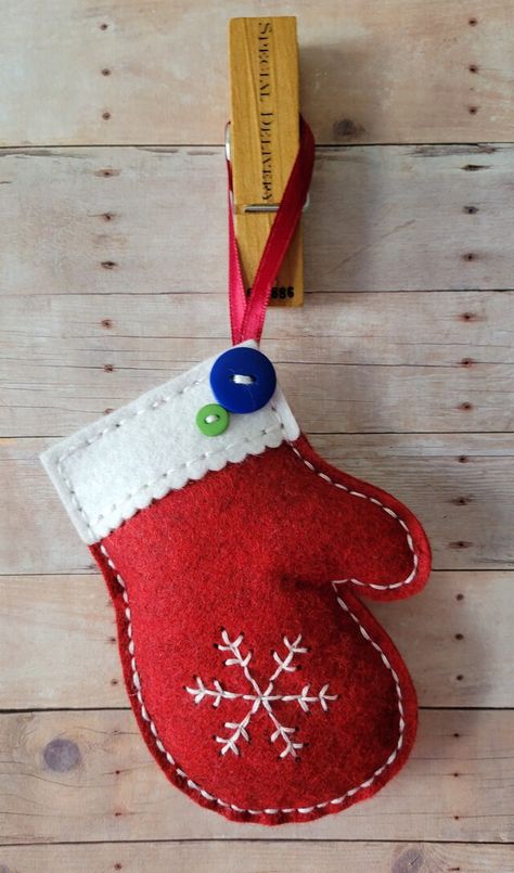 3weebirds - Etsy UK Felt Mitten Ornaments Diy, Wool Christmas Ornaments Diy, Felt Santa Ornament, Felt Mitten Ornaments, Easy Felt Christmas Ornaments, Scrabble Christmas Ornaments, Christmas Tree Ornaments To Make, Scrabble Christmas, Felt Mittens