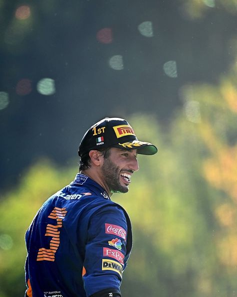 FORMULA 1® on Instagram: “Take a bow @danielricciardo 🇦🇺 Tenacity and resilience wins 👊 #F1 #Formula1 #ItalianGP #McLaren #DanielRicciardo @mclaren” Daniel Ricciardo Wallpaper, Ricciardo F1, Ricky Bobby, Mclaren Formula 1, Italian Grand Prix, F1 Formula, Daniel Ricciardo, Mclaren F1, F1 Racing