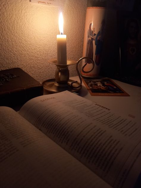 Prayer time, christian aesthetic, time with God, reading The Bible ❤️‍🩹 Cozy Bible Aesthetic, Read The Bible Aesthetic, Bible Reading Aesthetic, Winter Goals, Christian Girlie, Jesus Passion, Goals 2024, Winter Board, Reading The Bible