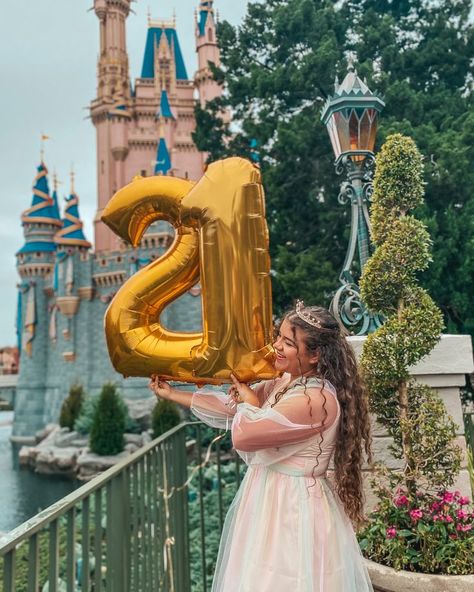 Disney Birthday Pictures, 30 Birthday Shoot, Birthday At Disney, Disney Princess Photo, Disney Photoshoot, Birthday Picture Ideas, Sweet 16 Pictures, Castle Disney, Cinderella's Castle